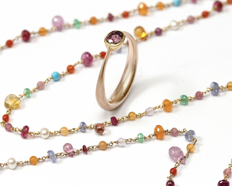 collana in oro con pietre colorate