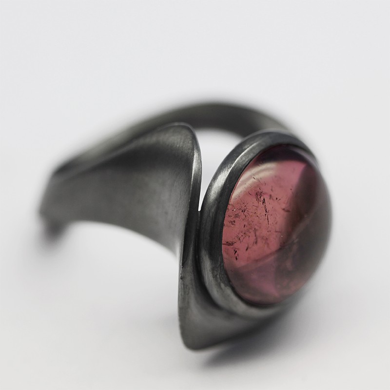 anello in argento nero con tormalina rosa
