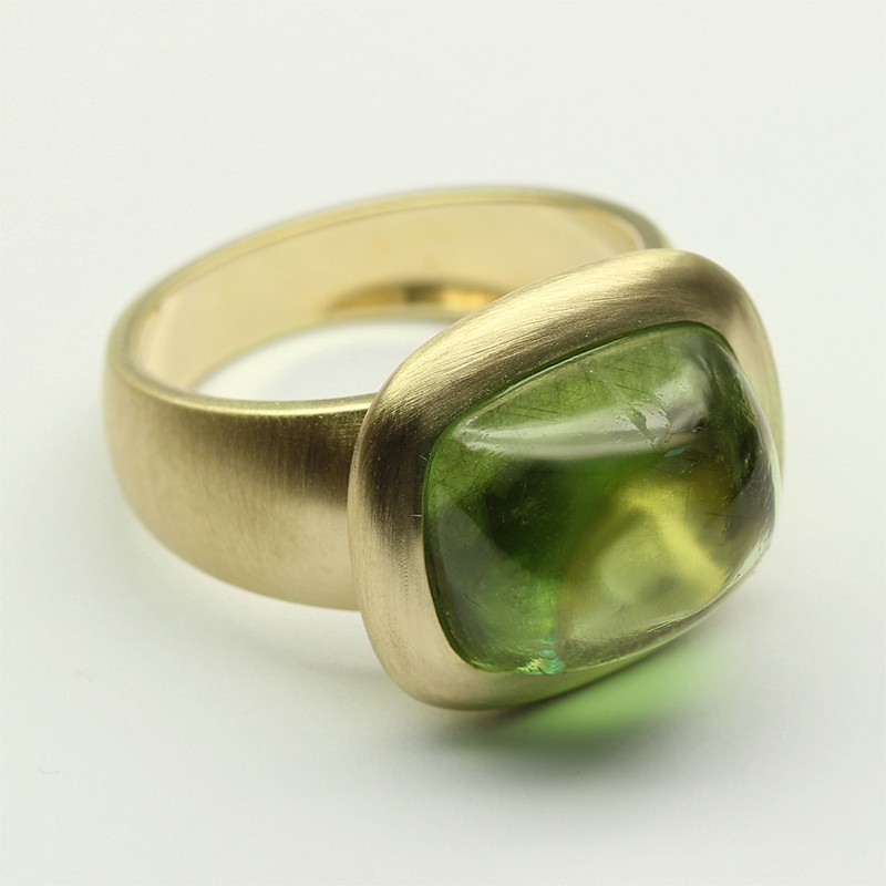 ring in yellow gold with green peridot stone