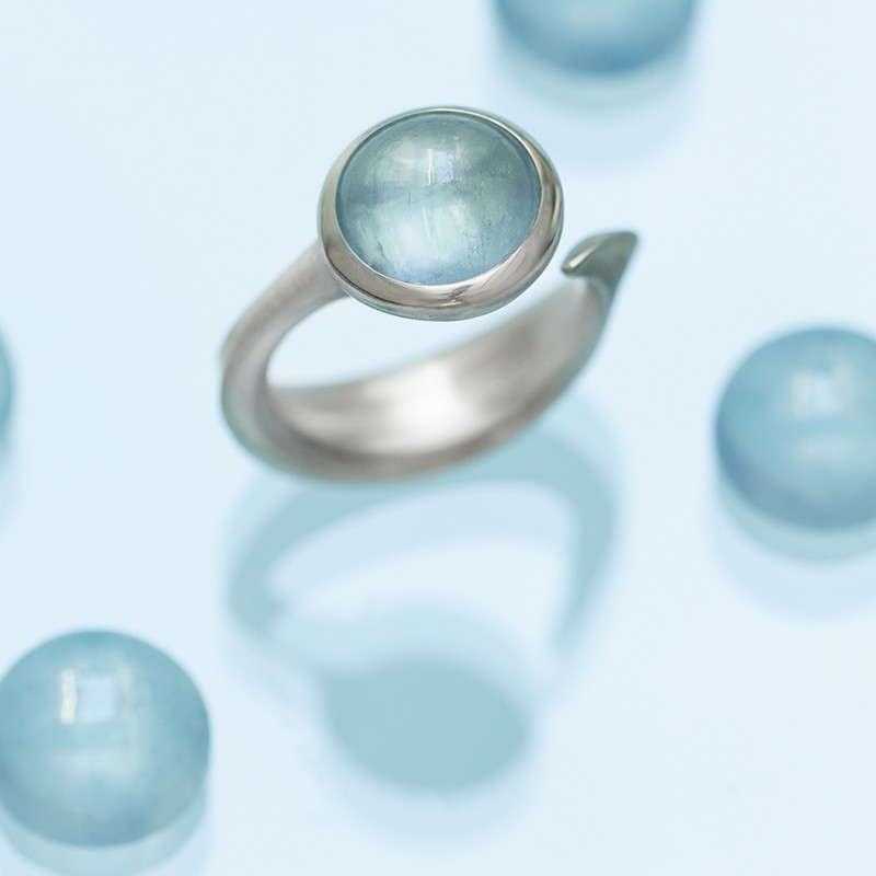 Bud Tail ring with aquamarine